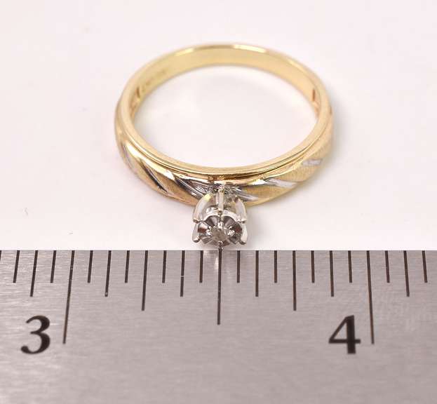 Mesmerizing Engagement Style Diamond Ring in Yellow Gold