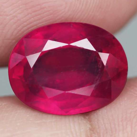 Stunning 7.36ct top blood red Ruby center stone