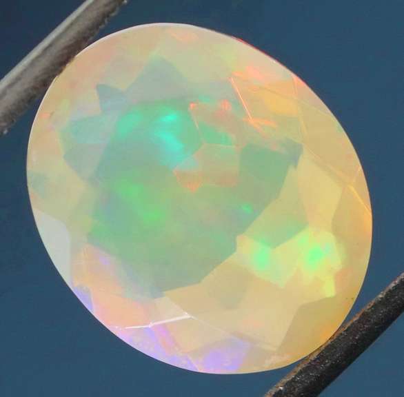 Gorgeous glittering 2.38ct faceted Jelly Opal