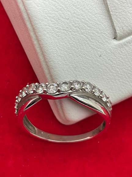 14K WHITE GOLD AND DIAMOND RING