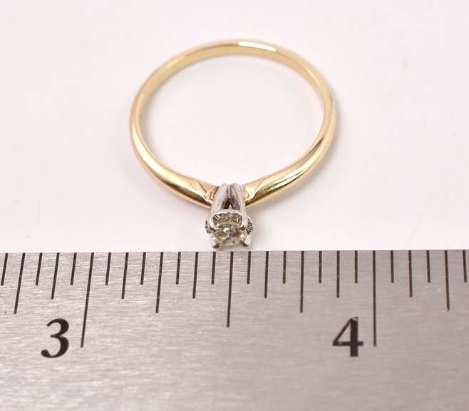 Beautiful Diamond Engagement Ring in 14K Yellow Gold