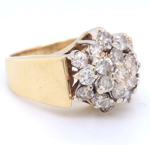 Pleasing Yellow Gold 2ctw Diamond Cluster Ring