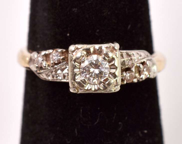 Beautiful Vintage Style Diamond Ring in Yellow Gold