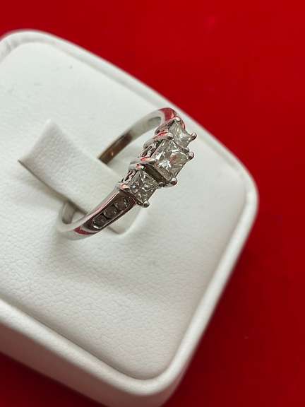 LADIES 14K WHITE GOLD DIAMOND RING