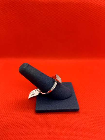 MODEST 18K WHITE GOLD DIAMOND RING WITH 1.00 CARAT OF DIAMOND