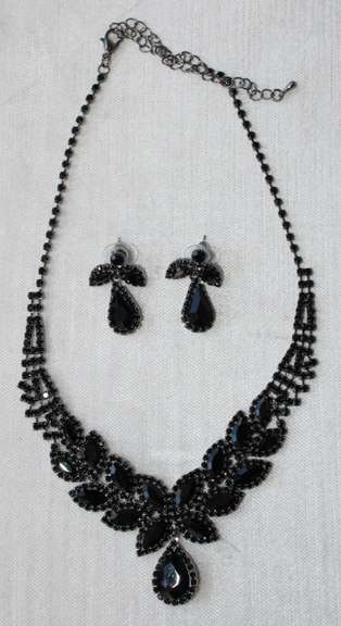 Sapphire Color Jewelry Neck Lace And Earrings