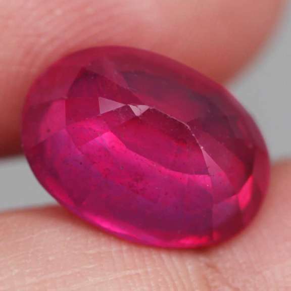 Stunning 7.36ct top blood red Ruby center stone