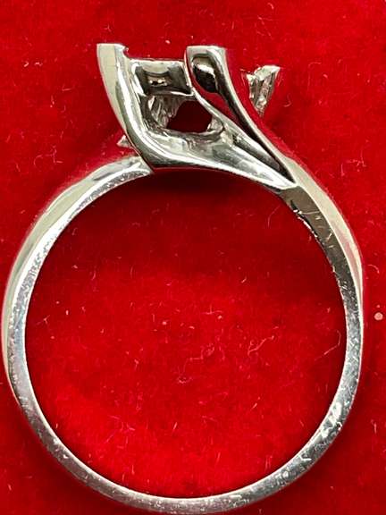 LADIES 14K WHITE GOLD AND DIAMOND RING