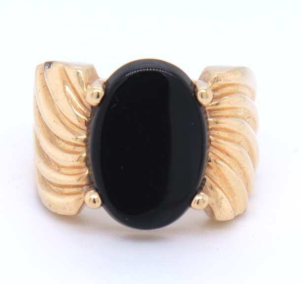 LADIES 10K GOLD AND ONYX RING