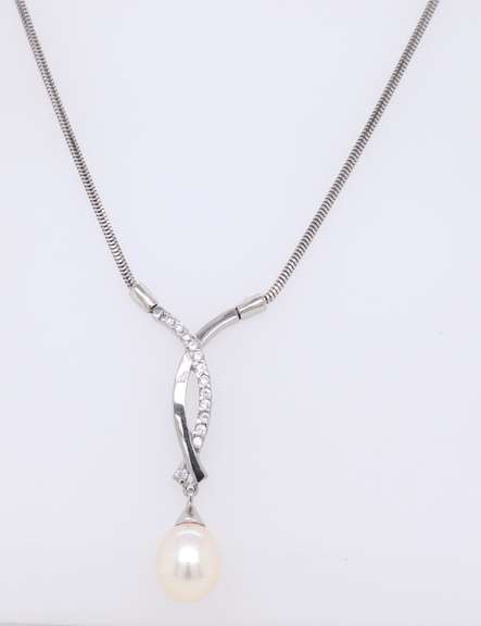 18KT WHITE GOLD DIAMOND AND PEARL NECKLACE.