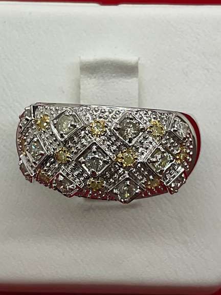 LADIES 18K WHITE GOLD AND DIAMOND BAND.