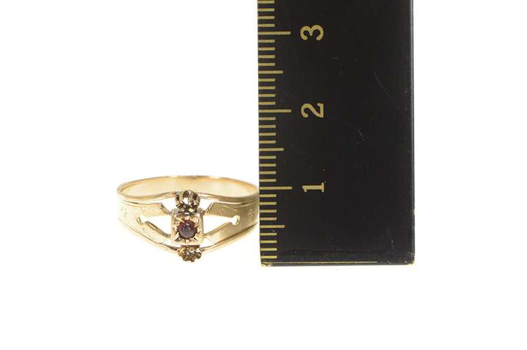14K Yellow Gold Victorian Garnet Etched Floral Accent Setting Ring