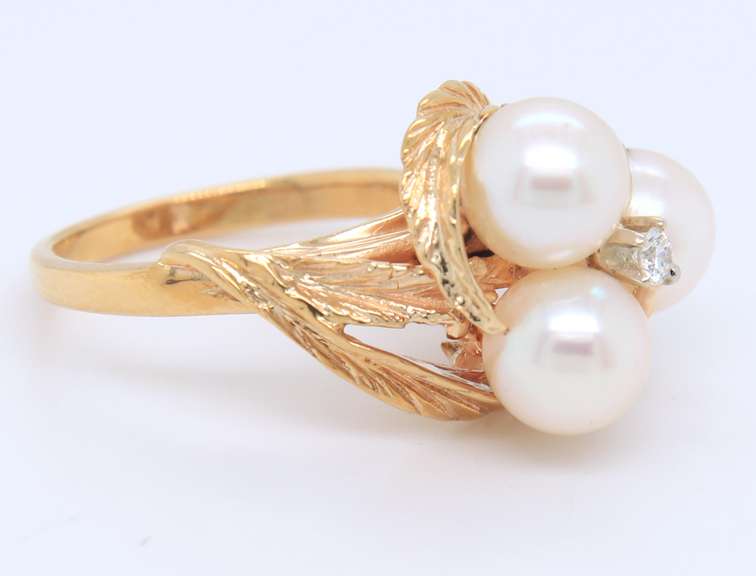 Fantastic 14kt YG Pearl & Diamond Accent Ring