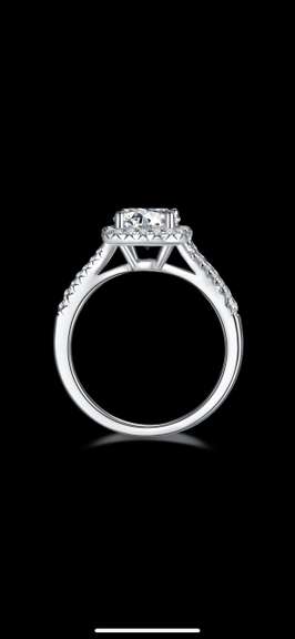Sparkling 3 Ct VVS1 White F-G Fire Moissanite Ring