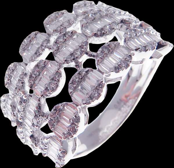 Beautiful 18k White Gold Seven Diamond Cluster Set Ring