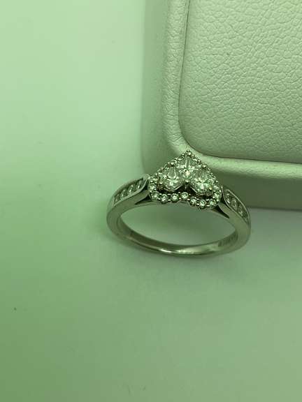 14K WHITE GOLD DIAMOND HEART RING