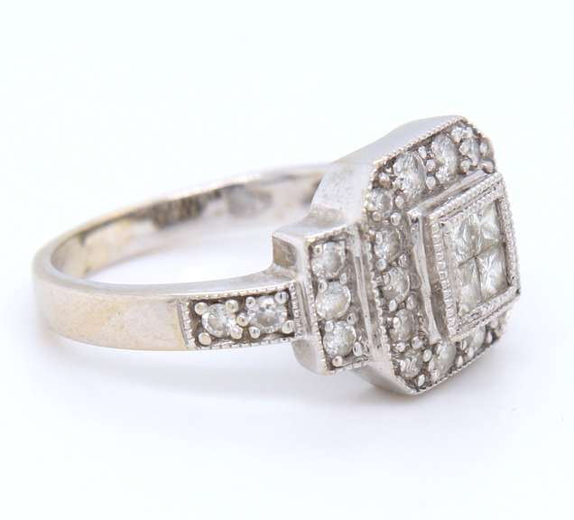 LADIES 14 KT WHITE GOLD 1.00 CARAT DIAMOND RING.