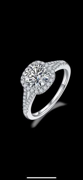 Sparkling 3 Ct VVS1 White F-G Fire Moissanite Ring