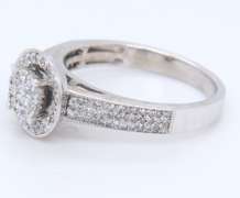 LADIES 14KT WHITE GOLD DIAMOND RING.