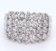 LADIES 18 KT WHITE GOLD DIAMOND RING.