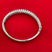18KT WHITE GOLD DIAMOND BANGLE BRACELET.