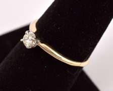 Beautiful Diamond Engagement Ring in 14K Yellow Gold