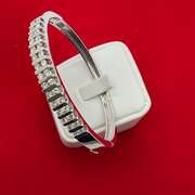 18KT WHITE GOLD DIAMOND BANGLE BRACELET.
