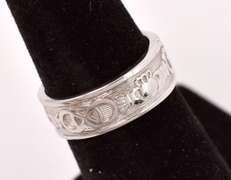 Stunning Claddagh Ring in White Gold