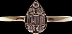 Beautiful 18kt Yellow Gold Tearshaped Diamond Ring