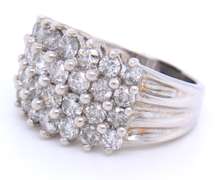 LADIES 18 KT WHITE GOLD DIAMOND RING.