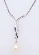 18KT WHITE GOLD DIAMOND AND PEARL NECKLACE.