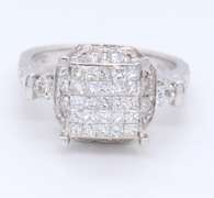 LADIES 14 KT WHITE GOLD DIAMOND RING.