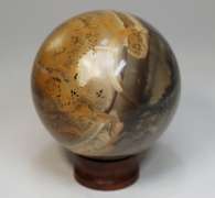 Incredible movement 1,358ct natural Agate sphere