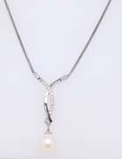 18KT WHITE GOLD DIAMOND AND PEARL NECKLACE.