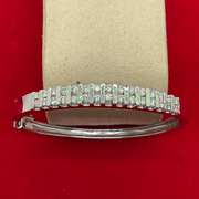 18KT WHITE GOLD DIAMOND BANGLE BRACELET.