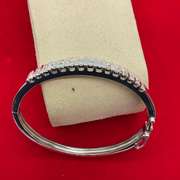 18KT WHITE GOLD DIAMOND BANGLE BRACELET.