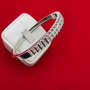 18KT WHITE GOLD DIAMOND BANGLE BRACELET.