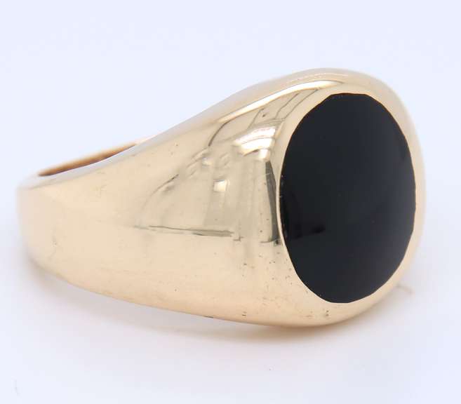 Attractive Yellow Gold Black Onyx Gent's Ring