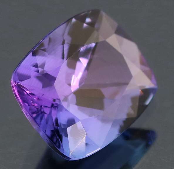 Jaw dropping 3ct blue violet eye clean Tanzanite