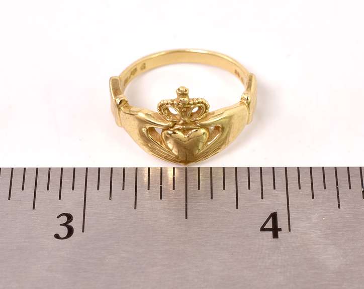 Stunning Claddagh Ring in 14K Yellow Gold