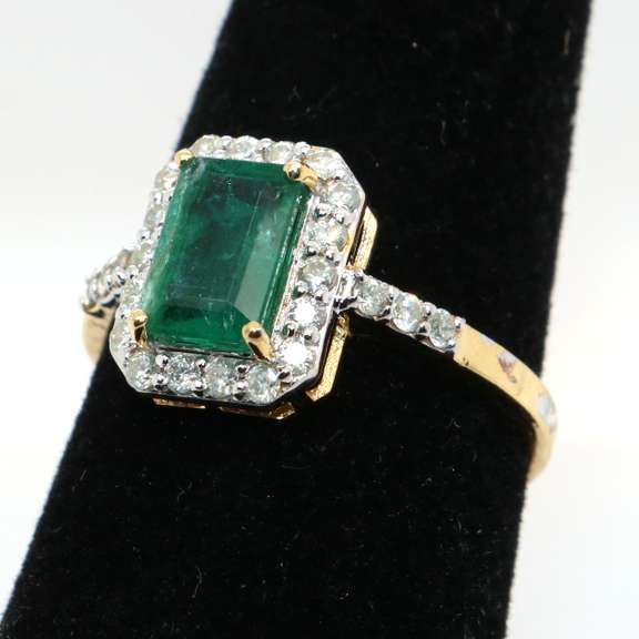 Regal Emerald and Diamond 14kt Ring