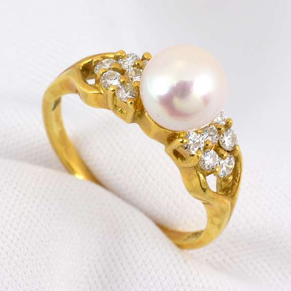 Classic 18k Pearl and Diamond Ring