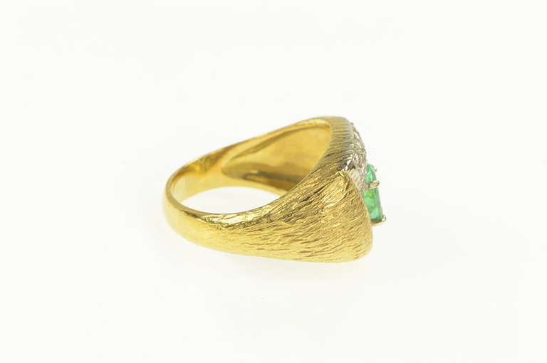 18K Yellow Gold 1950's 0.87 Ctw Pear Emerald Pave Textured Ring