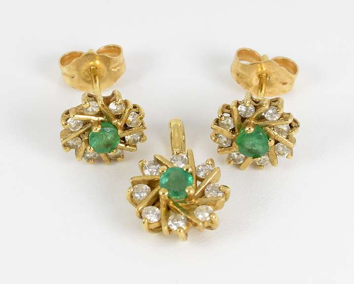 Cute Suite of Emerald & Dia. Pendant & Earrings