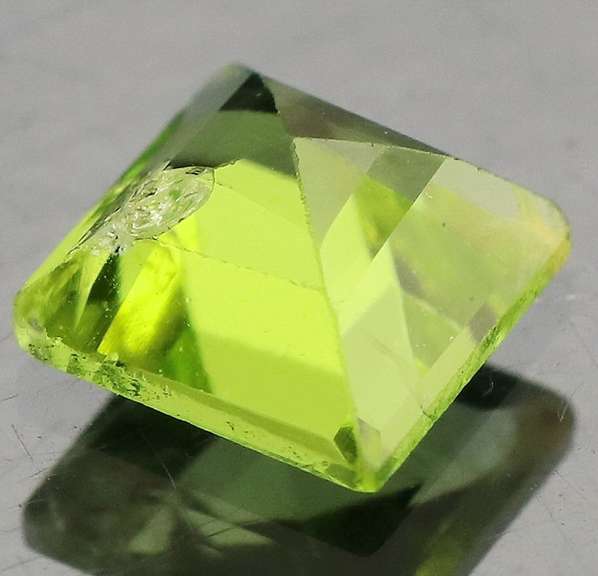 Great 1.64ct princess cut apple green Peridot