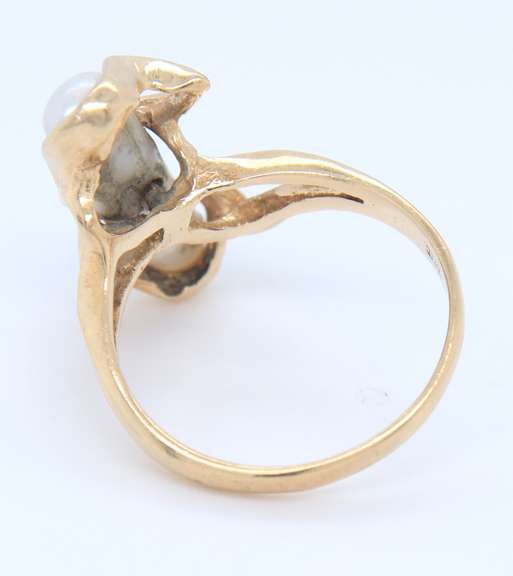 Charming Yellow Gold White Fresh Water Pearl Ring