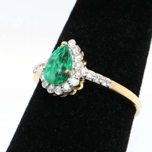 Elegant 14kt Emerald and Diamond Ring