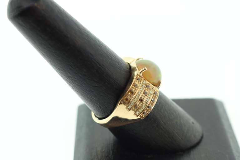LADIES 10K YELLOW GOLD AND OPAL RING.