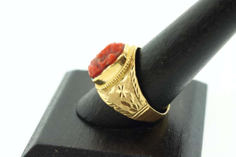 MENS 22K GOLD AND CORAL RING