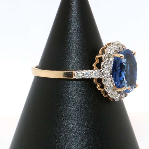 Attractive Sapphire and Diamond 14kt Ring